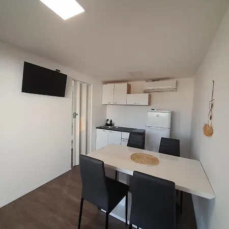 Tiny House Lily With Jacuzzi Apartamento Sveti Filip i Jakov